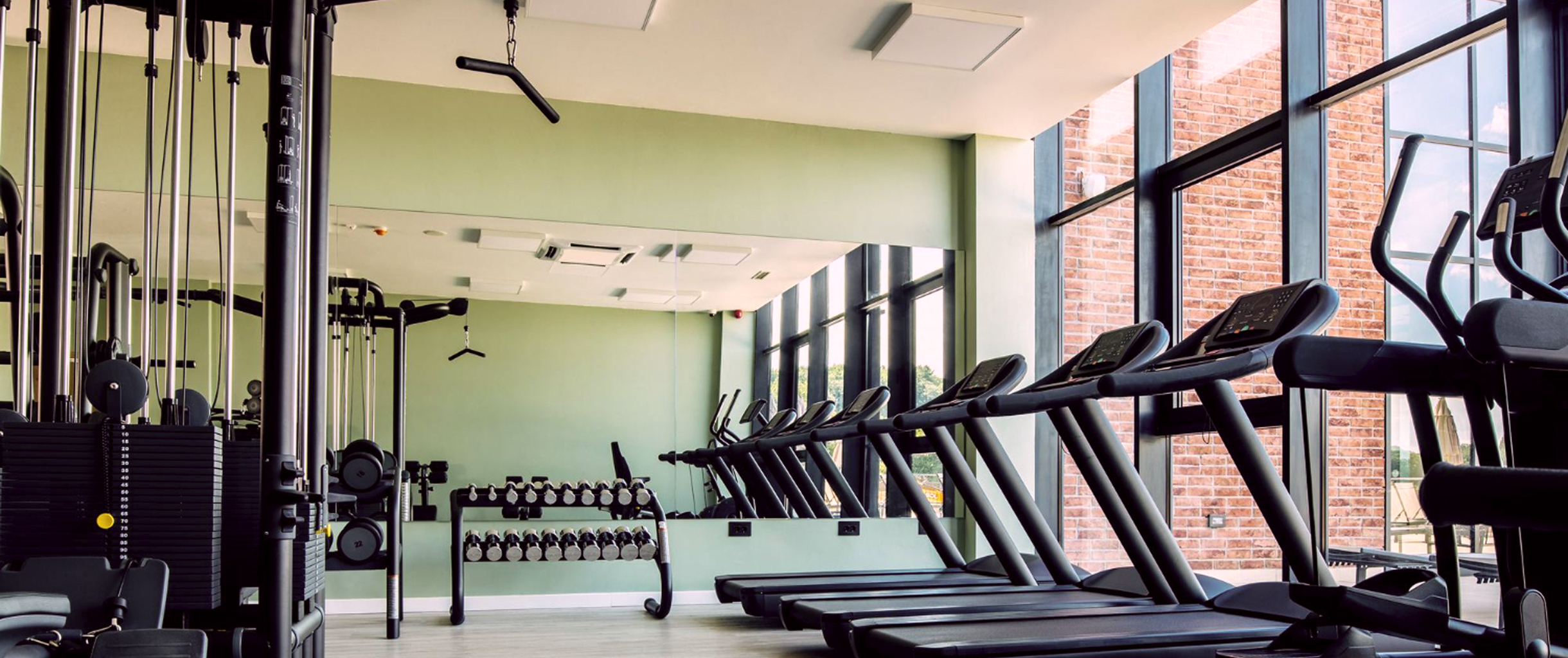 Фотография фитнес зала с оборудованием